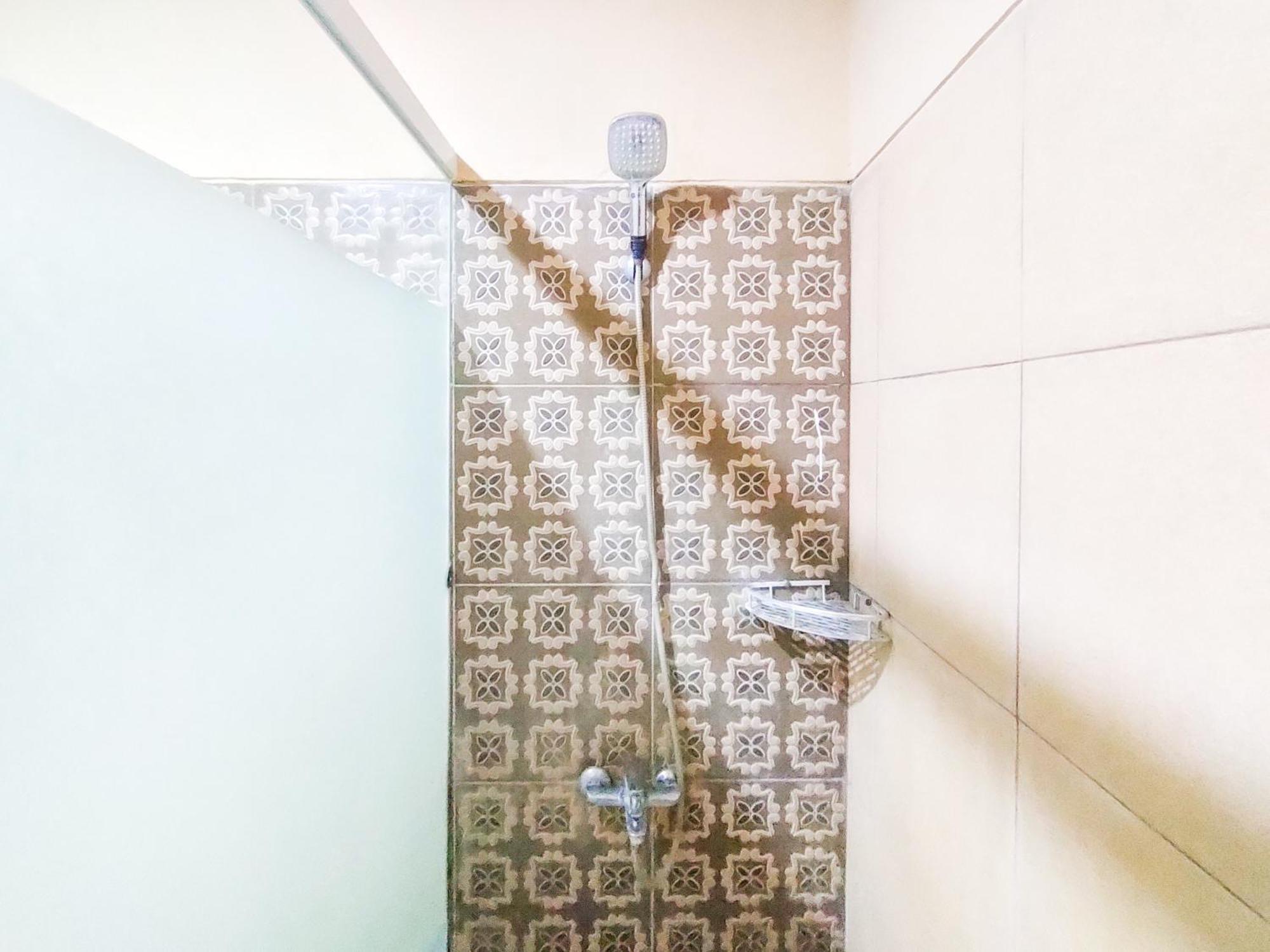 ホテル Reddoorz Syariah At Graha Adi Karya Kartasura Kartosuro エクステリア 写真