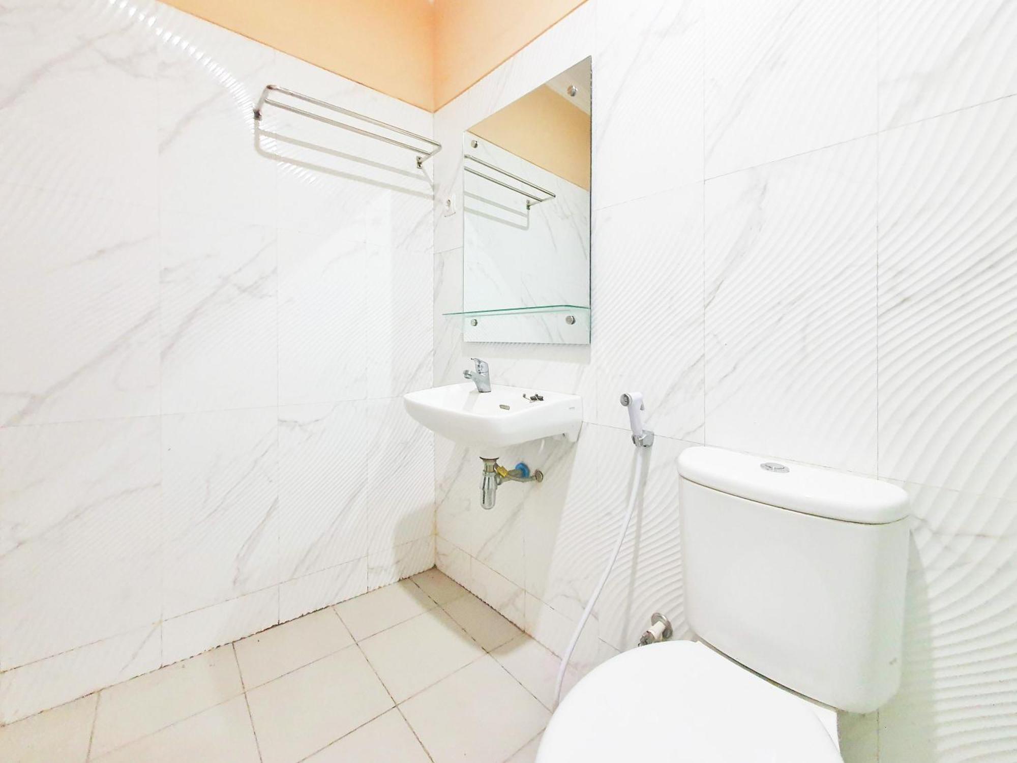 ホテル Reddoorz Syariah At Graha Adi Karya Kartasura Kartosuro エクステリア 写真