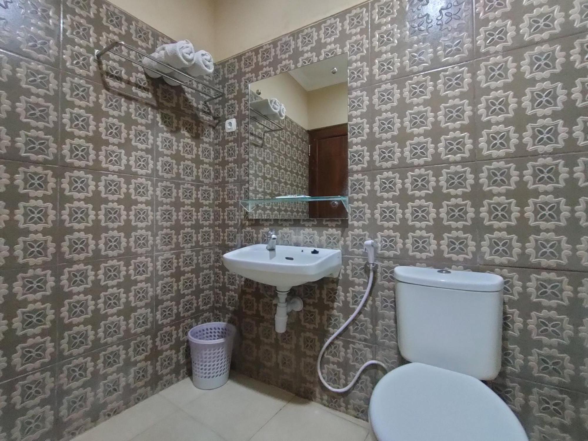 ホテル Reddoorz Syariah At Graha Adi Karya Kartasura Kartosuro エクステリア 写真