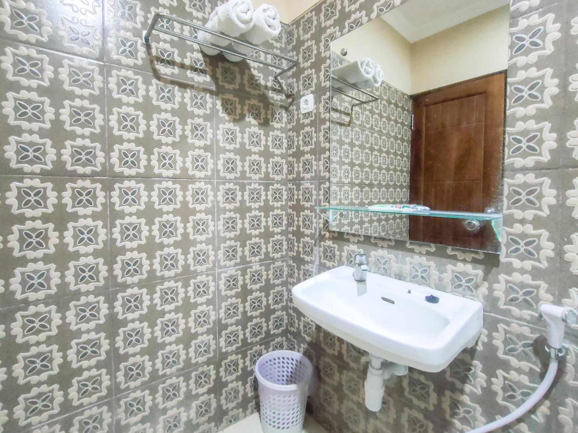 ホテル Reddoorz Syariah At Graha Adi Karya Kartasura Kartosuro エクステリア 写真
