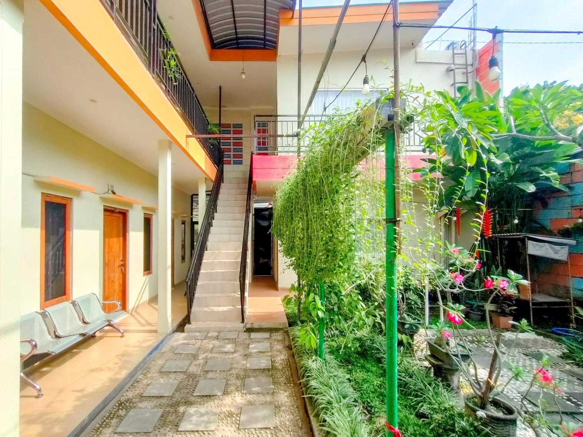 ホテル Reddoorz Syariah At Graha Adi Karya Kartasura Kartosuro エクステリア 写真