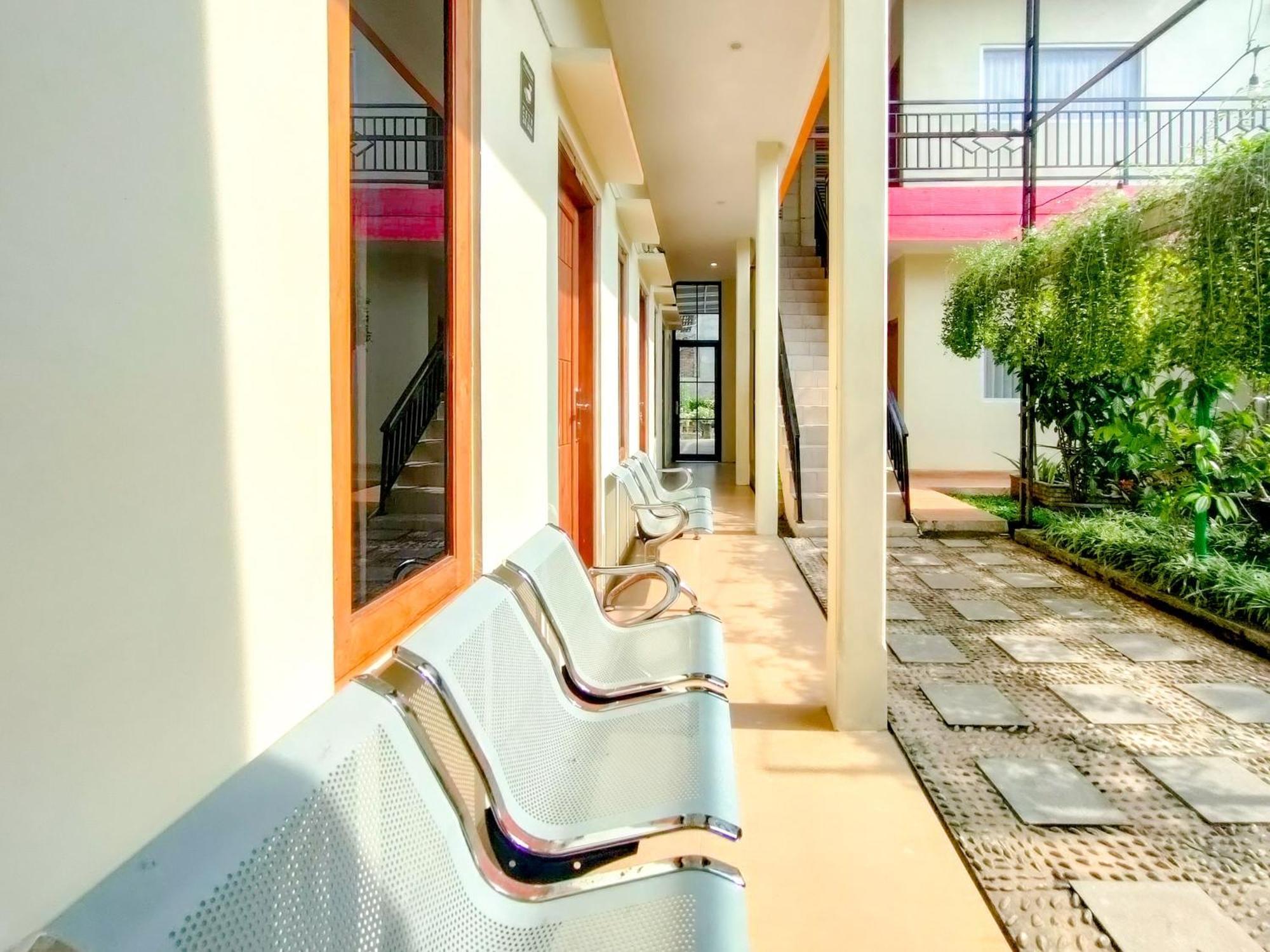 ホテル Reddoorz Syariah At Graha Adi Karya Kartasura Kartosuro エクステリア 写真