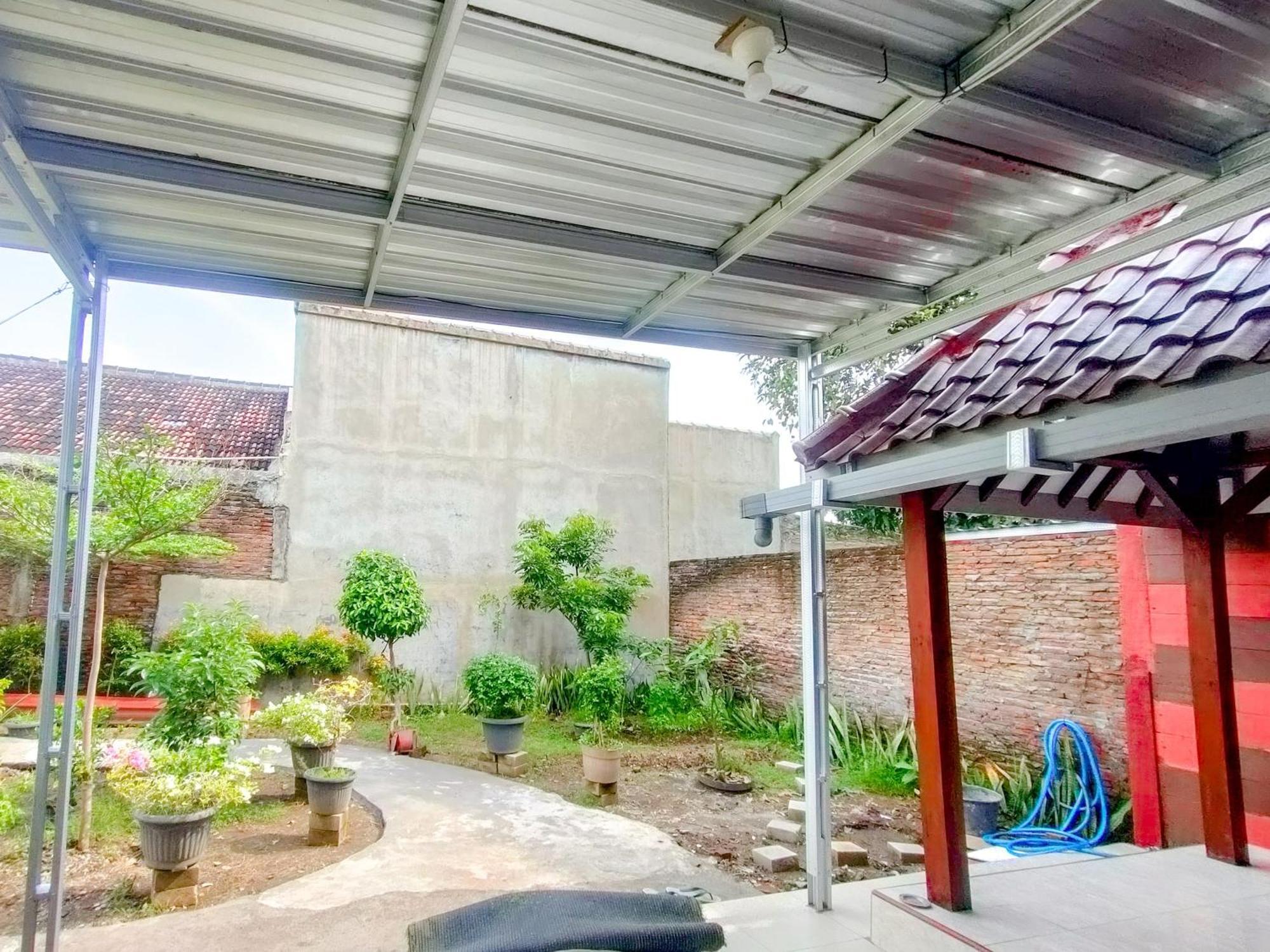 ホテル Reddoorz Syariah At Graha Adi Karya Kartasura Kartosuro エクステリア 写真