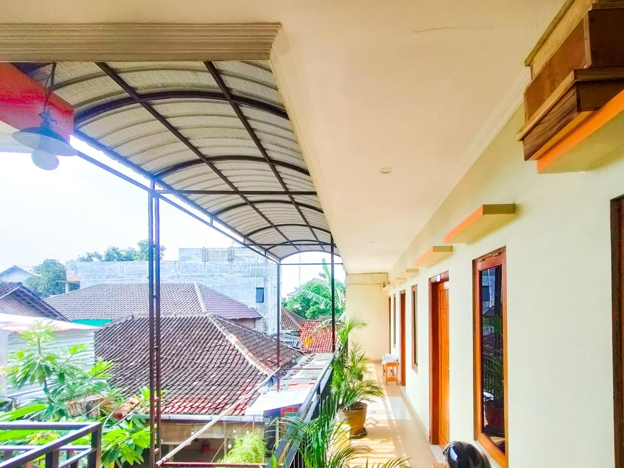 ホテル Reddoorz Syariah At Graha Adi Karya Kartasura Kartosuro エクステリア 写真