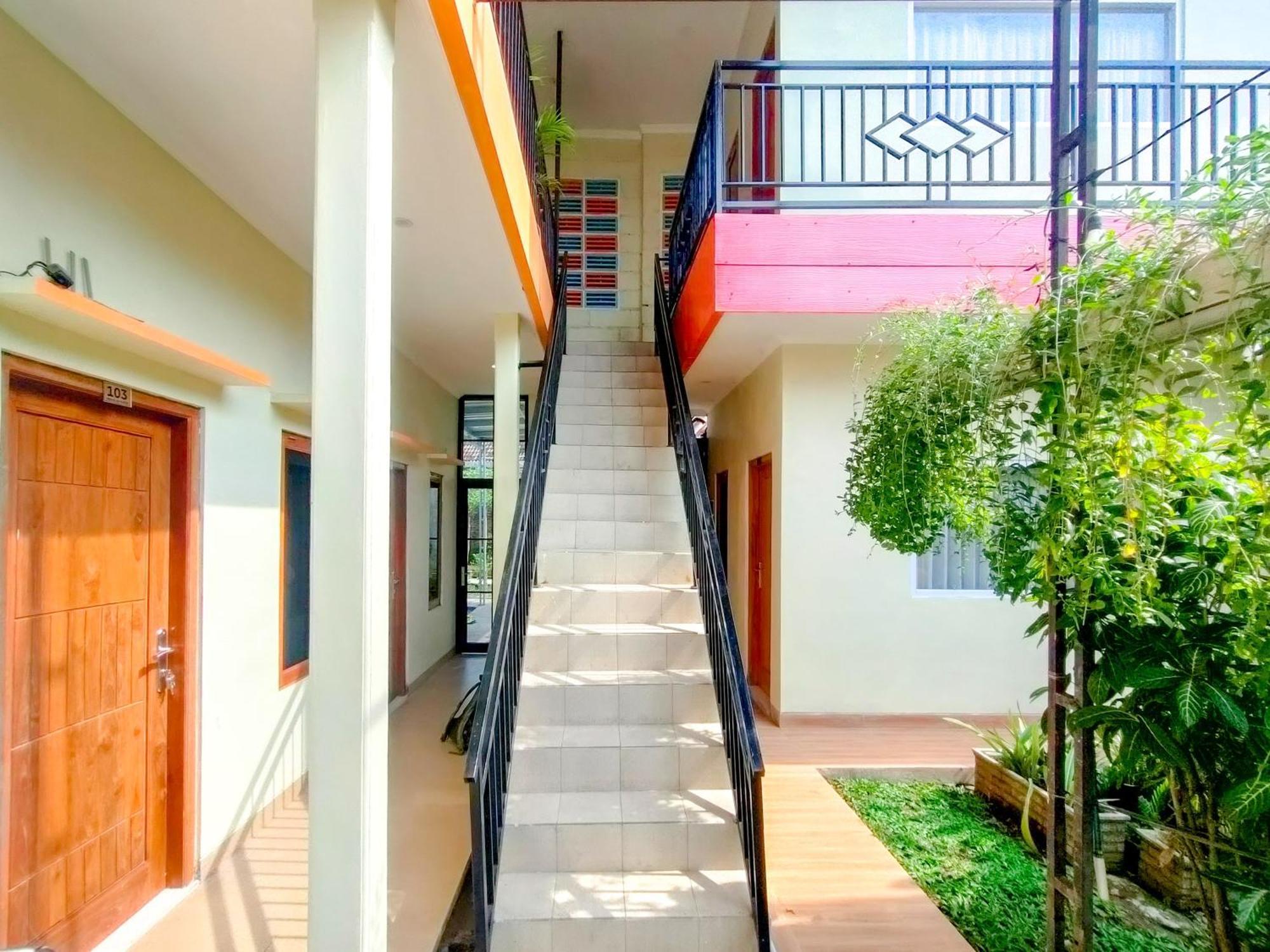 ホテル Reddoorz Syariah At Graha Adi Karya Kartasura Kartosuro エクステリア 写真